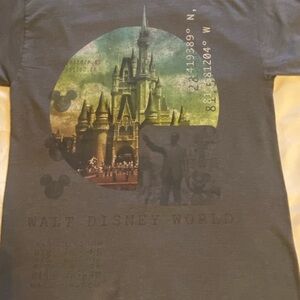 Walt Disney Magic Kingdom World Graphic T-Shirt Adult M 60% Cotton Gently Used